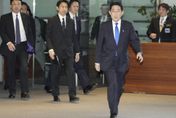 日口罩令鬆綁第一天！岸田上任近一年半　首次步入官邸「未戴罩」