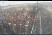 影/誤信美國將在移民日無條件開放入境　千人湧現美墨邊境大橋闖關