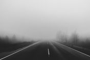影/幽靈現身？美卡車司機拍下高速公路神秘白影　透明雙腳路邊移動超詭異
