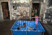 阿根廷熱浪15天刷新紀錄　學校開放學生穿泳衣上課