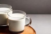 一喝牛奶就拉肚子？醫曝：乳糖不耐症靠4方法改善