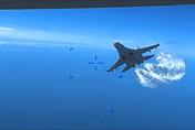 影/美軍無人機墜落黑海！最新畫面曝光　直擊俄羅斯戰機逼近傾倒燃油