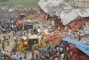 影/印度馬鈴薯倉庫屋頂坍塌11人喪生　尚有人員失蹤生死未卜