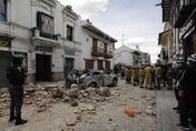 影/厄瓜多6.8強震死亡人數增至14人！古城昆卡受創嚴重、路面震出超長裂縫