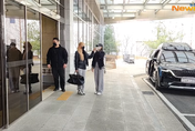 BLACKPINK回到南韓了！全身包緊緊現身金浦機場　Rosé、Lisa合體甜比愛心