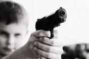 18歲男網購24支玩具槍遭判無期　法庭怒吼： 用我買的槍打死我