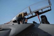 美軍裝備再進步！開發女飛行員特製裝備　「一貼一吸」解決空中內急問題