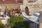 影/禍從天降！巴西小飛機墜毁砸穿民宅屋頂　嚇壞屋內住戶釀2死4傷