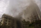 影/香港倉庫大火燒6小時百名消防員到場打火　疑是灑水系統失靈釀禍