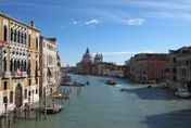 魯莽遊客3樓跳運河危險動作引眾怒　威尼斯市長：頒發愚蠢證書給他！