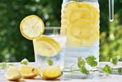 喝檸檬水能調整體質酸鹼度？醫示警：喝錯方法恐「牙根蛀爛」