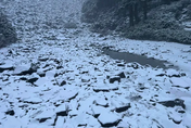 雪山也飄「3月雪」！厚度5公分步道都結冰、山友超驚喜