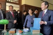 影/馬英九訪陸兩岸破冰　馬參訪南京總統府　赫見同版藍色文件本