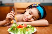 沒吃過的就不敢吃！幼兒「食物恐新症」藏危機 醫：給孩子多樣化食物！