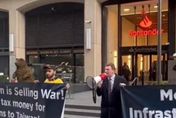 蔡英文過境紐約　美國民眾拉布條抗議怒喊：別在這裡兜售戰爭！