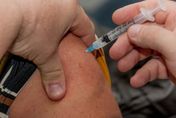 40多歲男接種AZ疫苗引發「血栓併血小板低下症候群」　獲150萬救濟金