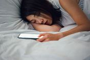 睡覺「手機放床頭充電」恐致癌　專家：會害你變胖原因曝光