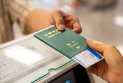 「知名旅行社」搞丟護照！砸15萬越南行沒了　一家四口遭丟包機場