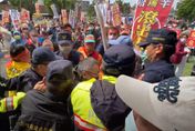 新竹生命園區說明會火氣很大！警民失控爆推擠　抗議者怒喊：警察打人