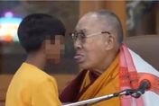 對男童說「吸我舌頭」達賴喇嘛遭撻伐　曝藏族「獨特禮儀」：微笑打招呼示好