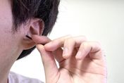 耳屎過多恐導致「聽力不良」！醫曝「4招」預防耳垢栓塞