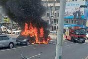 快訊／台南保時捷追撞車禍　2車陷「火燒車」淪為廢鐵