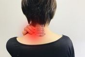 婦忍脖子痛長達1年半以為疫苗副作用　就醫驚罹甲狀腺癌
