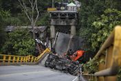哥倫比亞陸橋突斷兩截！車輛墜河、兩警喪命　現場如大型災難片