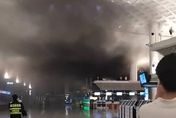 影/濃煙滾滾！杭州蕭山國際機場深夜傳火警　無人傷亡起火原因待調查