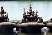 罕見！4艘海陸特種突擊艇飆進台東漁港　民眾驚呼：要打仗了嗎？