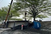 影/2天2起意外！屏東砂石車撞樹翻覆　34歲駕駛送醫不治