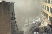影/紐約4F停車場崩塌！轟一聲「頂樓一個洞」　事發畫面曝：空氣瀰漫濃煙