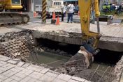影/台南新化驚見「4米天坑」！排水溝加蓋30年突坍塌　現場封閉搶修中