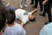 影/「上海版馬東石」迪士尼內囂張抽菸　與工作人員爆肢體衝突致下午遊行全取消