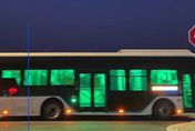 影/「鬼公車」來了！上海公車深夜冒綠光　嚇壞一票網友：在拍恐怖片？