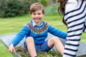 英國路易小王子五歲了！「藍色毛衣配短褲」超萌慶生照公開