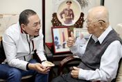 侯友宜請益行程啟動　105歲的許歷農「比讚」給8字箴言