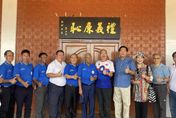 韓國瑜拜訪泰國華語學校親贈「四字牌匾」