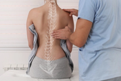 脊椎側彎到底會怎麼樣？女性高於男性4-6倍　因女性骨質較軟
