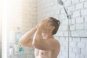 哭笑不得！洗澡「2小時不出來」　人妻看到丈夫享受淋浴快感