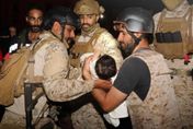 影/沙國軍隊前往蘇丹協助民眾撤離　軍人抱奶娃溫馨畫面曝