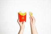 麥當勞漲價全球總收入增4%　執行長曝：加點薯條變少了
