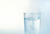 鹼性水沒那麼神！專家破解：與喝開水一樣　抗癌、排毒效果「聽聽就好」
