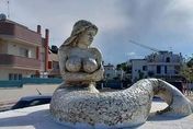 義大利廣場人魚雕像「太性感」惹議　居民批：像裝兩顆矽膠乳房