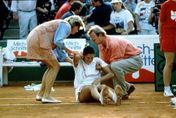 30年前這一刀！前女網球后「背後濺血倒地」　網壇史上最黑暗一天