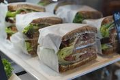 外食族塑化劑濃度高？華盛頓大學警告少吃漢堡 　連外包裝也有毒