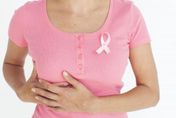 37歲女摸到胸部硬塊越來越大　一查確定罹癌！醫：2年定期篩檢　有異常不要拖