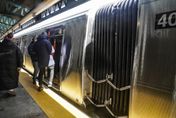 見義勇為反成殺人兇手！紐約地鐵爆衝突　怪男恐嚇乘客遭制止竟意外被勒死