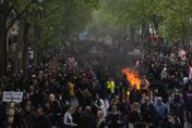 影/法國「五一」反年改示威230萬人上街　警民激烈衝突宛如戰場
