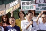 衝NCC抗議「鏡電視上架案」爆衝突！　王鴻薇掛彩怒喊：絕對要阻止他們強行闖關